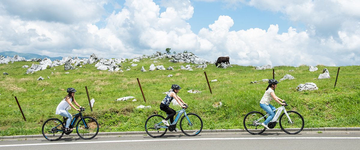 E-BIKEで楽しむ爽快感あふれる四国カルストの「天空ライド」｜愛媛 旅