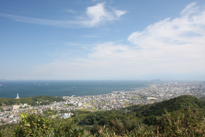 今治市街も一望することができ、天気が良ければ石鎚連峰やその下に広がる西条市街も見渡せる。