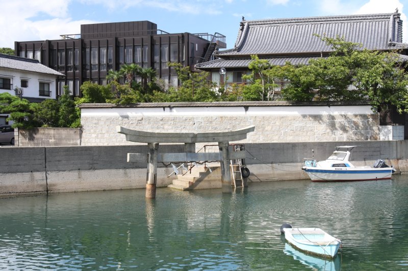 海中の鳥居は、参拝者がくぐることで潮水の清めを受け、毎月1日と15日には龍神の使いのサメが参拝すると言われている。