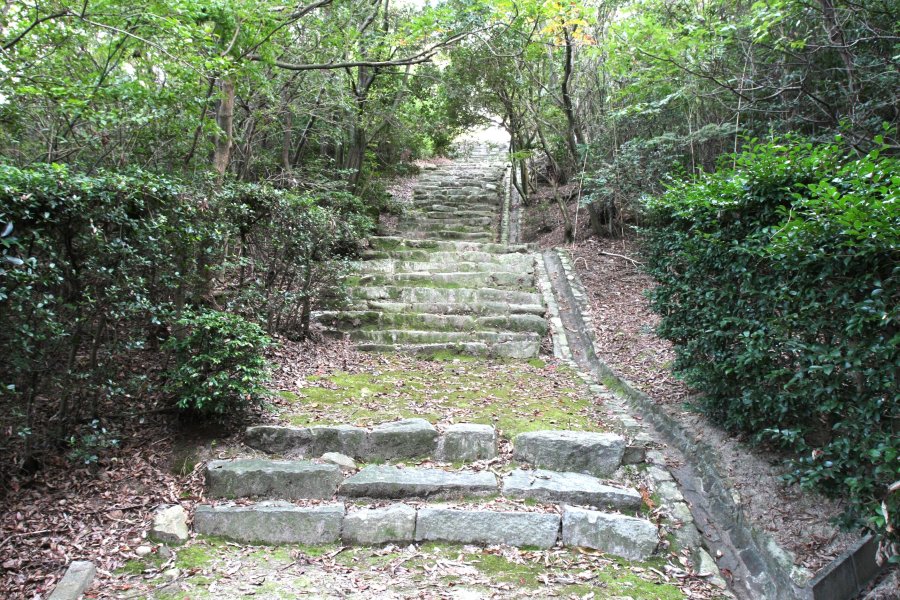 うっそうとした緑に囲まれ、神聖な雰囲気が漂う遊歩道。