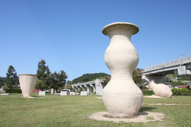 阿方貝塚から出土した「阿方式土器」の中から、代表的な壷やカメをわかりやすく拡大して再現展示している芝生の広がる土器広場。