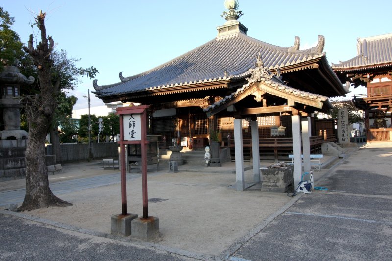 四隅の屋根瓦が軽やかに跳ね上がり、荒波を中を進む船のような様相の大師堂。 