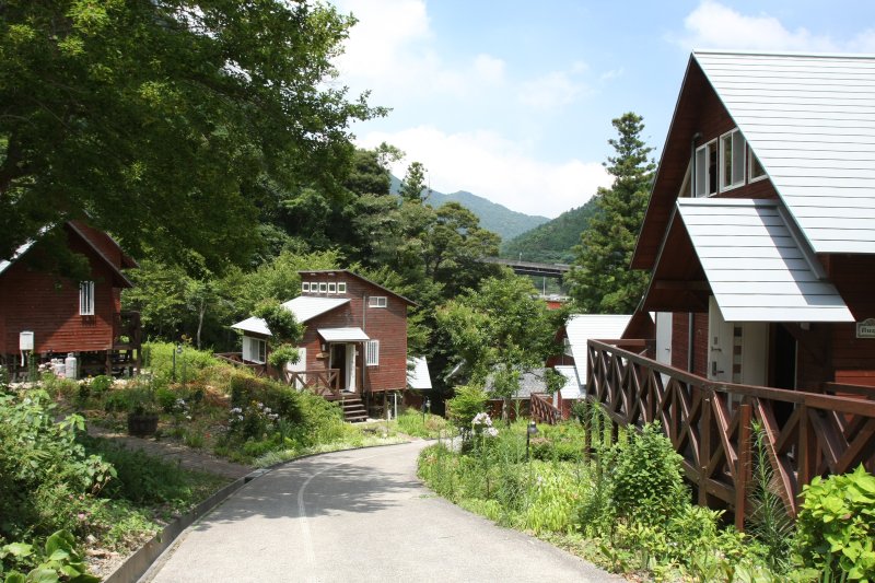 季節の花が咲き乱れる、自然あふれる場所に建つ山小屋風のコテージ。各コテージが離れているので、周囲に気を遣うことなく楽しめる。