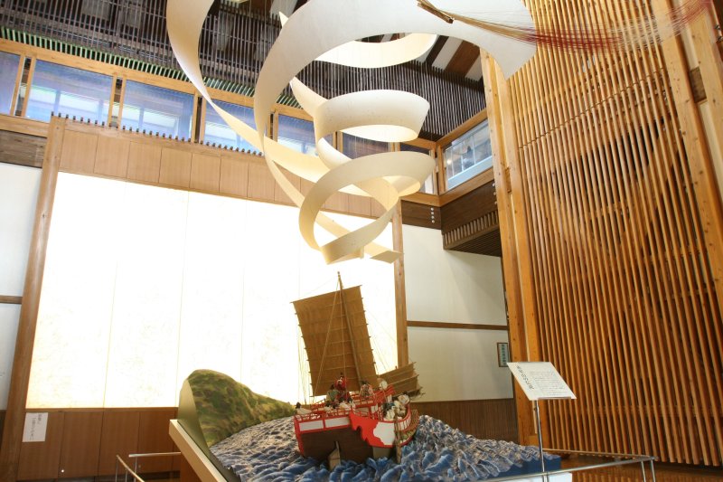 研究交流棟1階の休憩スペースにある手すき和紙を中心に作られた人形は、地元に残る「赤星山の伝説」を表現している。