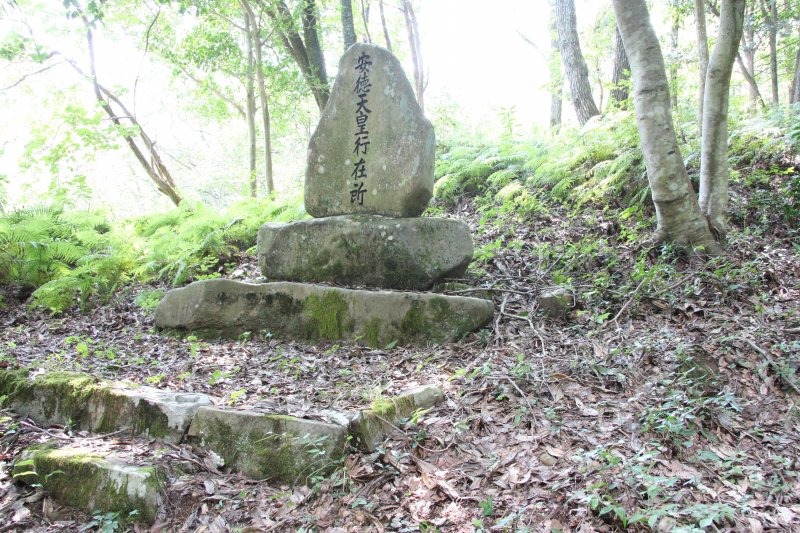 一見すると円墳のように見える山の斜面に築かれた丘には三種の神器が眠り、掘り起こそうとすると黒い雨が降ると言われる伝説の場。