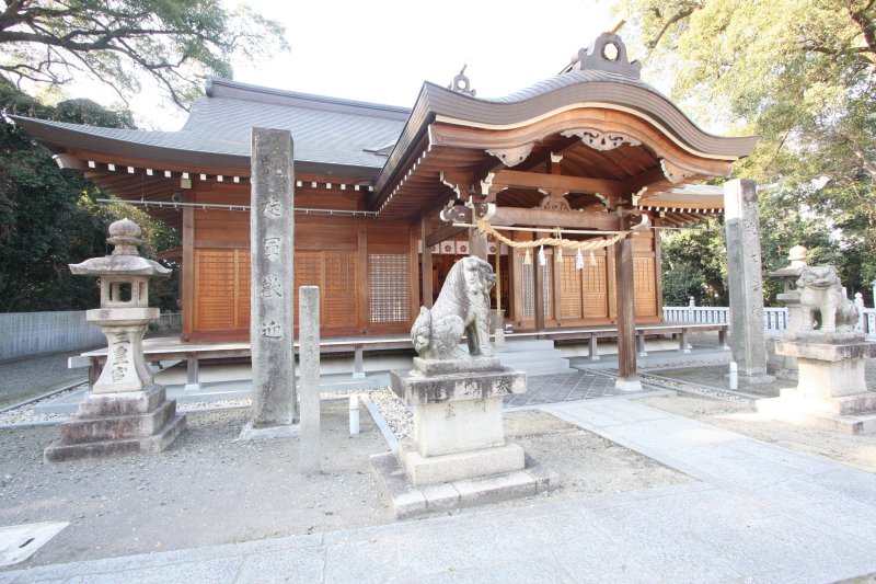 古くからこの地の氏神として人々の信仰を集めてきた三皇神社は、日本武尊（やまとたけるのみこと）伝説の地に鎮座している。