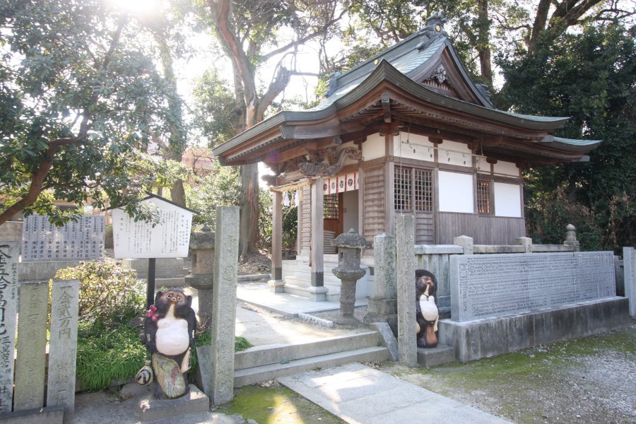 境内には、神主に忠誠を尽くしていたお使い狸が棲んでいたと言われる若宮神社も鎮座している。