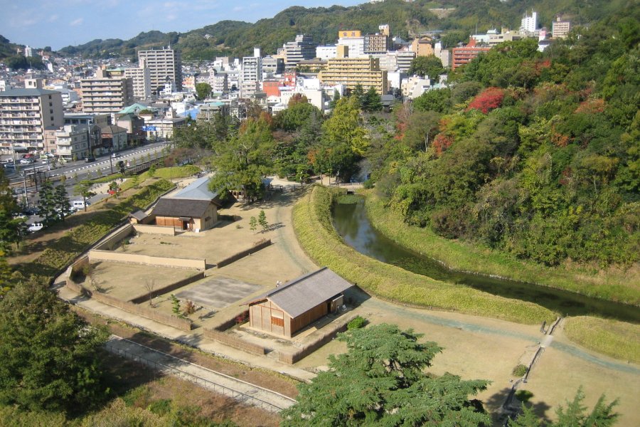 山頂の展望台から遠くは、松山平野が一望できる。