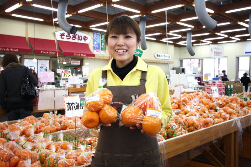 愛媛県の特産品である柑橘類が季節に合わせて販売されており、いつでも旬の味覚が揃っている。