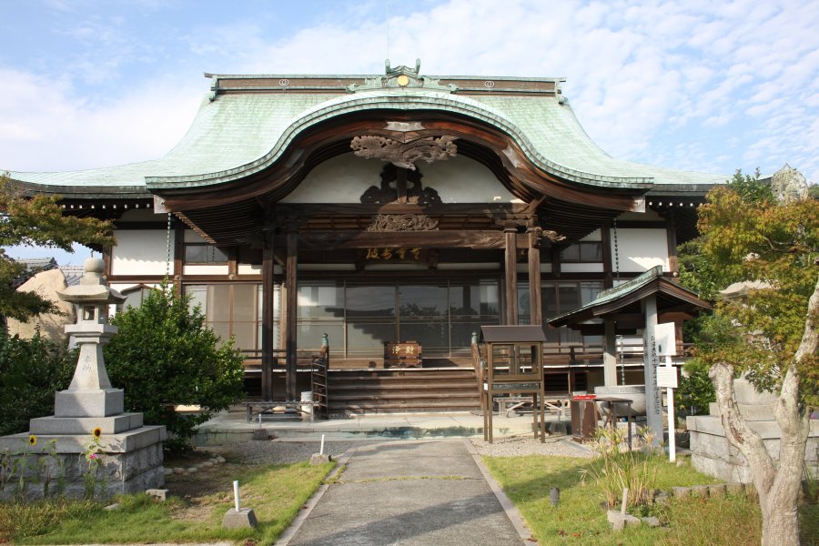 大浦港から来る際に緑の屋根が目印となる真福寺は、厄除け大師として地元住民に厚く信仰されている。