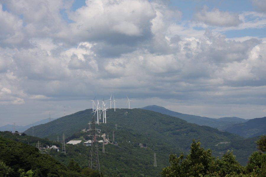 山並みにそびえ立つ風車のエコロジーを感じる風景は、「風車の町」であることを象徴するかのよう。