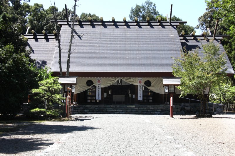 皇室の祖神である天照大御神（あまてらすおおみかみ）を祀っており、皇室の崇敬が厚い神社である。