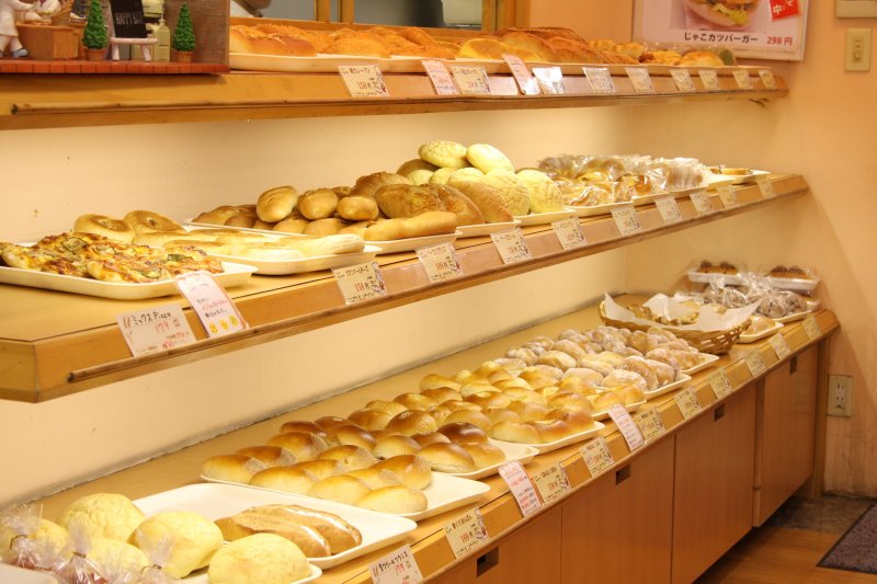 併設されたパン工房「キャメリア」では、メロンパンやアンパンなどの定番商品のほかに、オリジナルの商品も販売されている。