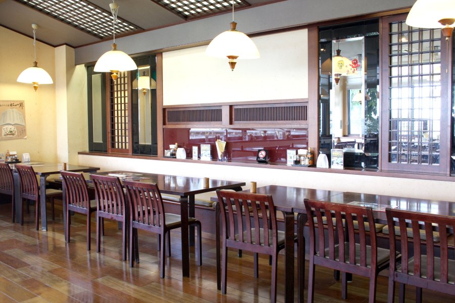 レストラン「東雲」が併設されており、落ち着きのある雰囲気を持つ空間で、松山鮓や八幡浜チャンポンなどの郷土料理を味わうことができる。