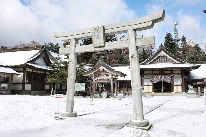 石鎚山中腹にある成就社の周囲には、宿や休憩所、土産物屋などが立ち並んでいる。