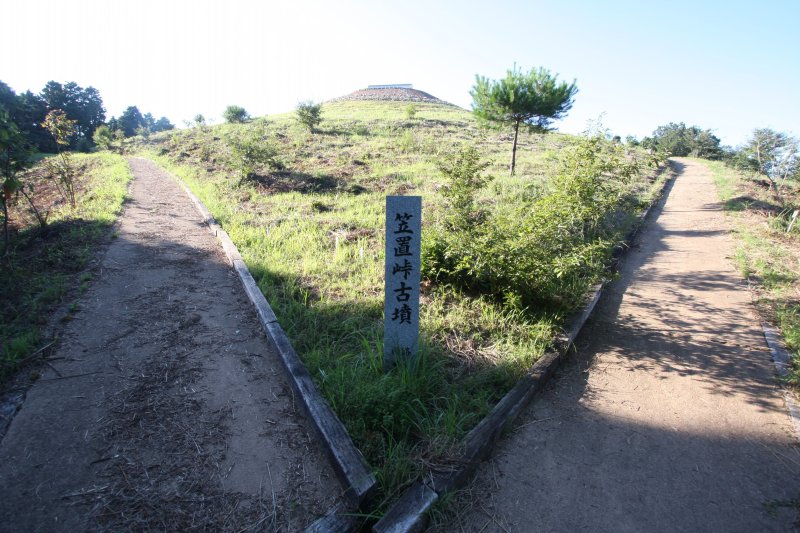 地元住民が中心になってきれいに整備されている笠置峠古墳の登り口。