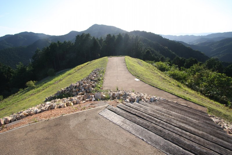 墳頂部から古墳を見渡せば、重機のない時代にこれだけの規模の古墳を築いた埋葬者の絶大な権力をうかがい知ることができる。