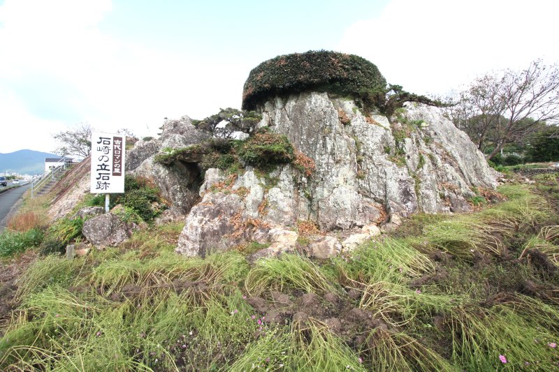 かつては、ひときわ切り立った大規模な岩盤であったが、現在の規模にまで縮小した石崎の立岩。