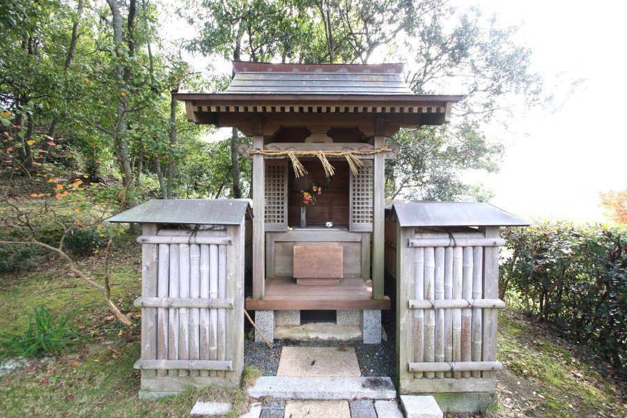 焼失した神社の跡地に新たに建てられた祠には金毘羅権現が祀られており、行き交う人々の安全と幸せを見守ってくれている。