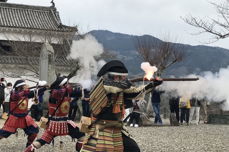 大洲藩鉄砲隊の写真。約３年前に大洲城木造復元10周年記念に結成されました。毎月第３土曜日午後2:00から大洲城本丸にて大洲城鉄砲隊の演武を行っています。観覧無料です。