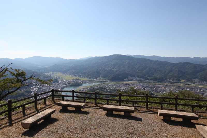 標高320mの頂上からは、大洲盆地と肱川を眼下に見下ろせる絶景スポット。