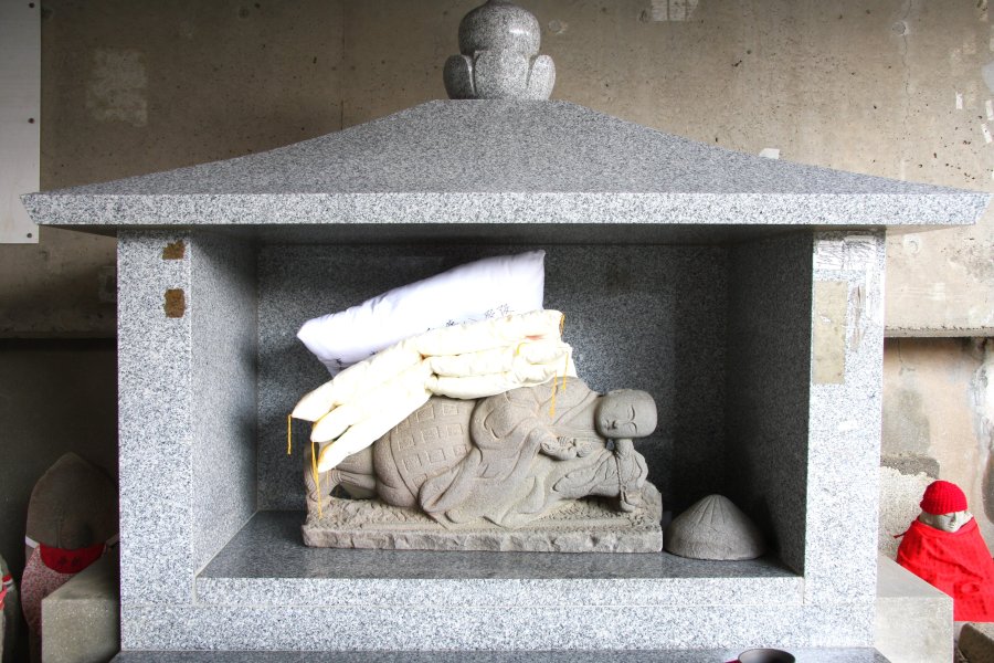 大師像に掛けられた加持布団は永徳寺の納経所にて買い求めることができ、持ち帰り使用するとご利益を授かることができると言われている。