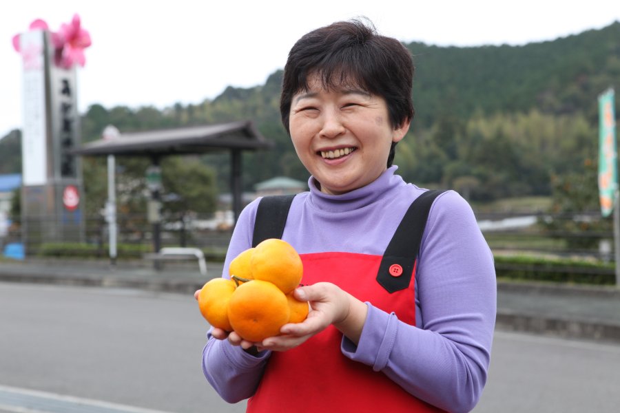 スタッフがおすすめする旬のもの、愛南独特の美味しい食材などを教えてくれる。