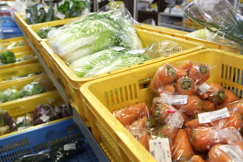 新鮮な旬の野菜が毎朝農家から持ち込まれ、中には午前中に完売するという人気商品も。