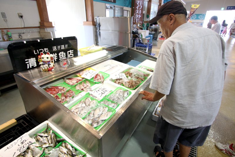 市場には16店舗ある仲卸の店舗が並び活気に満ちあふれ、つられて購買欲がそそられる。