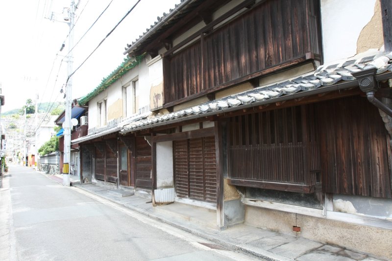 江戸時代末期に栄えた浜ノ町沿いには、若松旗店や菊池邸など多くの古い建物が残っている。