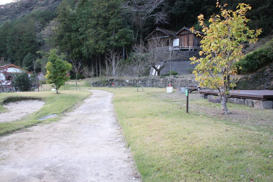 約1000坪の広大な園内は、春になれば色とりどりの花々が観賞することができる。