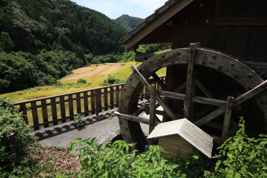 幾代もの先祖の慈が宿るかのように復活した水車が回っている。棚田中腹には平家の流れを汲むという10戸の集落が現存している。