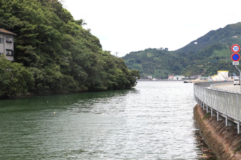 現在、橋は河口付近にあり海を望む場所に架かっているが、江戸時代の見返橋は現在の場所より上流に架かっていたとされる。