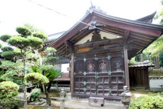 寺院の境内にも山家公を祀る「天祥院殿」があり、「おたまやさま」の愛称で山家公の命日には供養祭が行われ、多くの参詣者で賑わう。