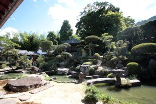 本堂の書院からは、背後の山を借景とした約200坪の庭園を見ることができる。庭園の観覧は事前に連絡の必要がある。