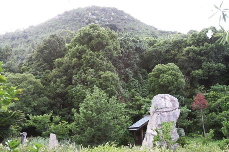 三秀園の裏山である立石山の山頂には磐座と呼ばれる巨石群があり、弥生時代の祭祀遺跡と考えられている。