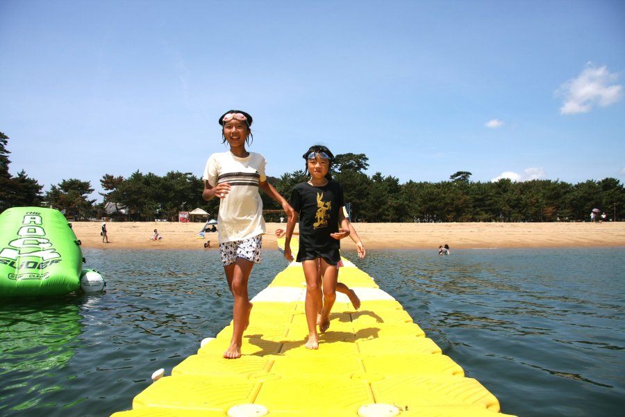 自然豊かな環境、キレイな砂浜、透き通った海水は、子供から大人まで楽しめる海水浴場。