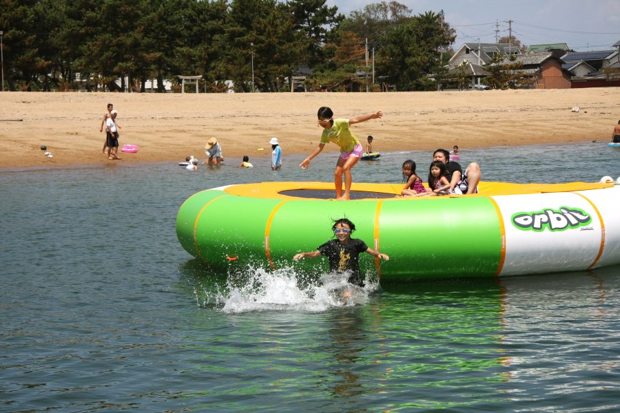 海上に浮かべられた遊具は子供たちに大人気。