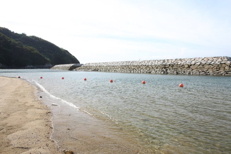 周りに大きな島のない魚島は、透明度の高い美しい海に囲まれている。