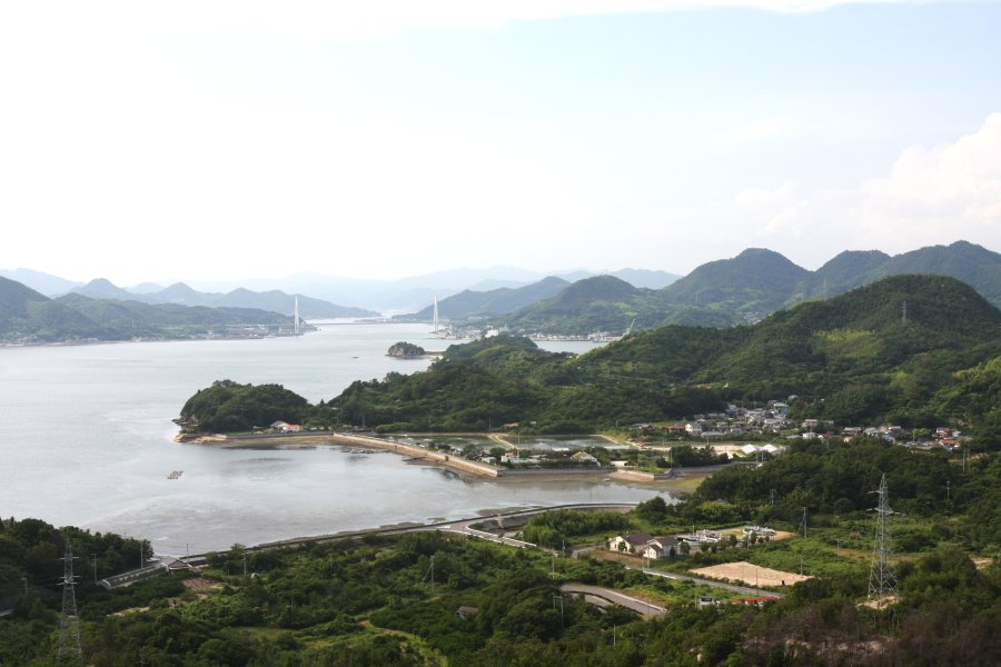 展望台からは生名の町や瀬戸内海に浮かぶ島々、生口島と因島を結ぶ生口橋などの景観を望める。