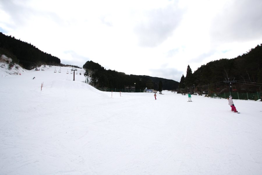 広大なゲレンデでは、きめ細やかな雪の銀世界が一面に広がっている。