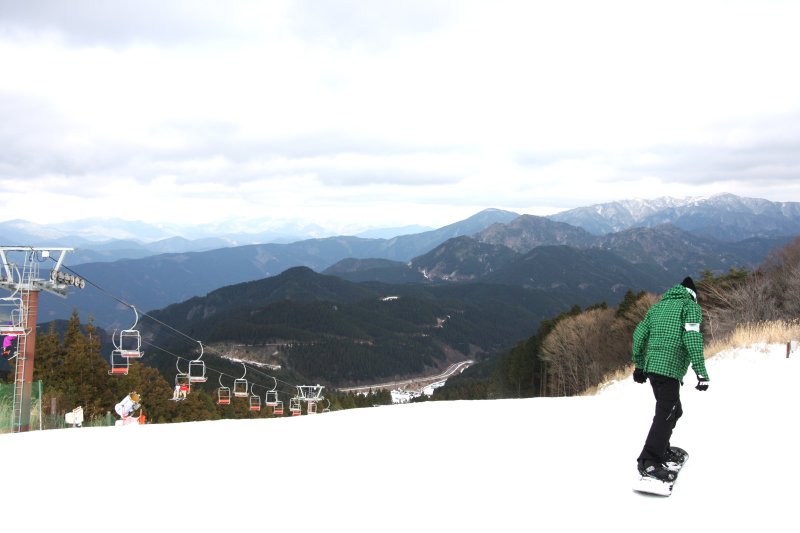 四国最長を誇る1200mのアイデアルコースからは、松山平野と山々の稜線がパノラマに広がり、遠くには石鎚山までも見渡すことができる。