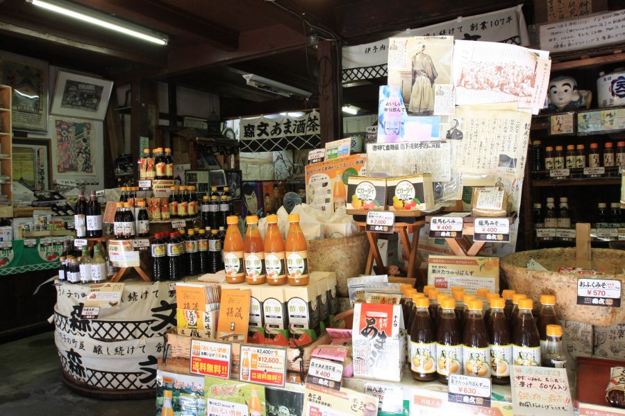 蔵元直売の醤油や味噌など多数の商品が所狭しと陳列されている。