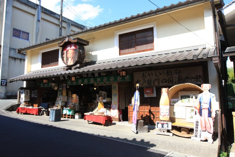 創業明治26年の伝統ある森文醸造。水戸黄門に扮装した森社長の看板が目印。