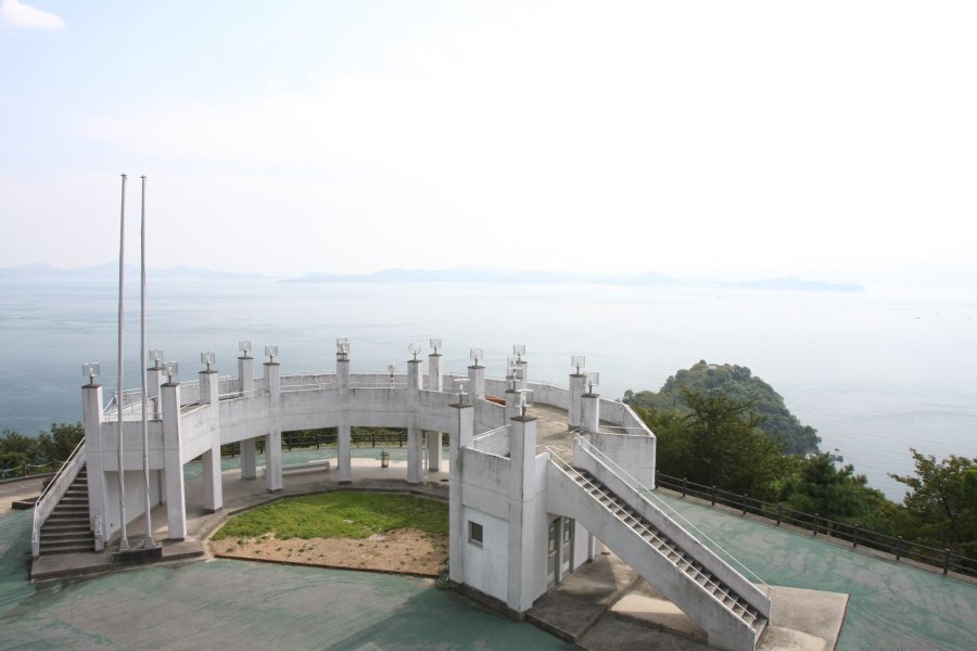 青い空と海に映える白亜の展望台からは、目の前に広がる瀬戸内海の島々の大パノラマはもちろん、振り返れば広島県の大崎上島を始め中国山地まで見渡せる。