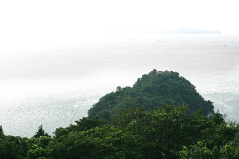 手前に海へ張り出すかの様な観音崎があり、瀬戸内海を挟んで対岸には今治の波方地区やキラリと光る石油ターミナルが望める。